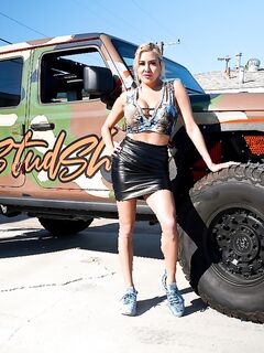 Milf Caitlin Bell Comes On To Sons Coach